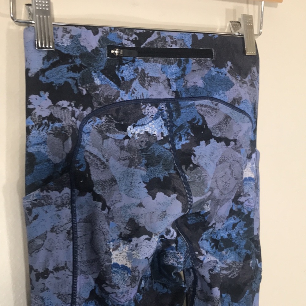 EUC LuluLemon Patterned‎ Leggings - Picture 5 of 7